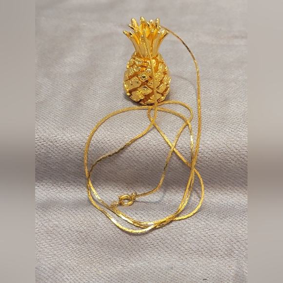 Vintage Gold Tone Pineapple Pendant & Gold Tone Necklace - Unique - Picture 3 of 12